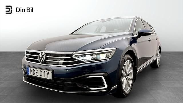 Blå Begagnad 2023 VW Passat Business Kombi | 369 900 kr (Bra pris) - Bild 1/4