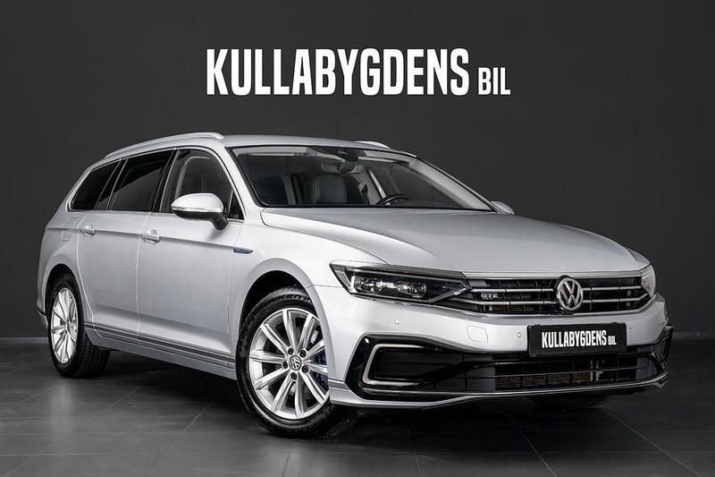 Reflex silver metallic Begagnad 2020 VW Passat GTE Kombi | 169 000 kr (Marknadspris) - Bild 1/4