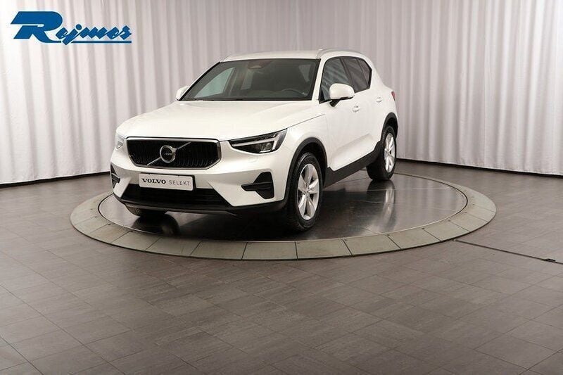 Vit (crystal vit metallic) Begagnad 2023 Volvo XC40 Core SUV | 354 900 kr (Bra pris) - Bild 1/4