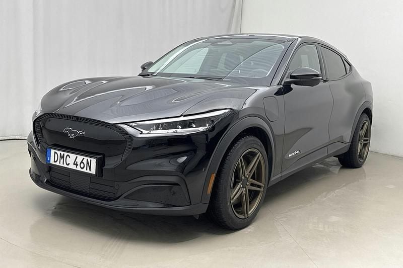 Svart Begagnad 2022 Ford Mustang Mach-E SUV | 349 000 kr (Bra pris) - Bild 1/4