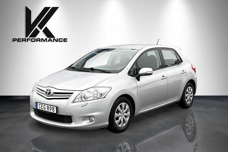 Silver Begagnad 2010 Toyota Auris Plus Halvkombi | 39 700 kr (Marknadspris) - Bild 1/4