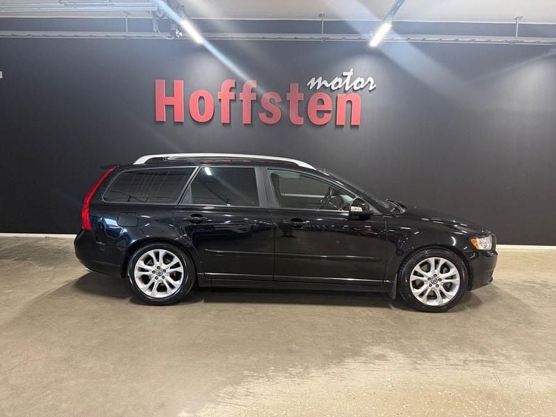 Svart Begagnad 2010 Volvo V50 Summum Kombi | 59 900 kr (Marknadspris) - Bild 1/4