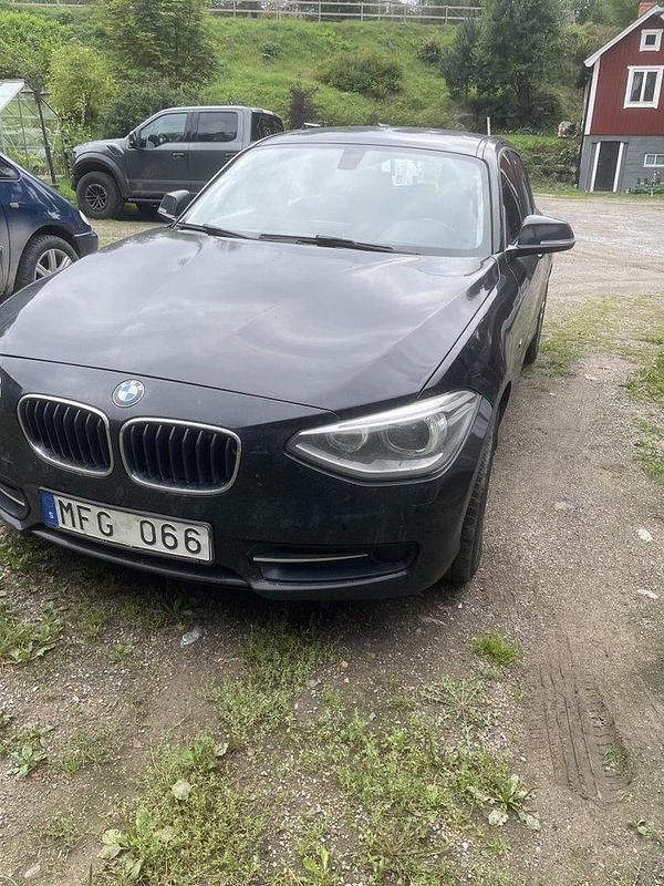 Svart Begagnad 2012 BMW 118 Sport Line Halvkombi | 83 000 kr (Bra pris) - Bild 1/4