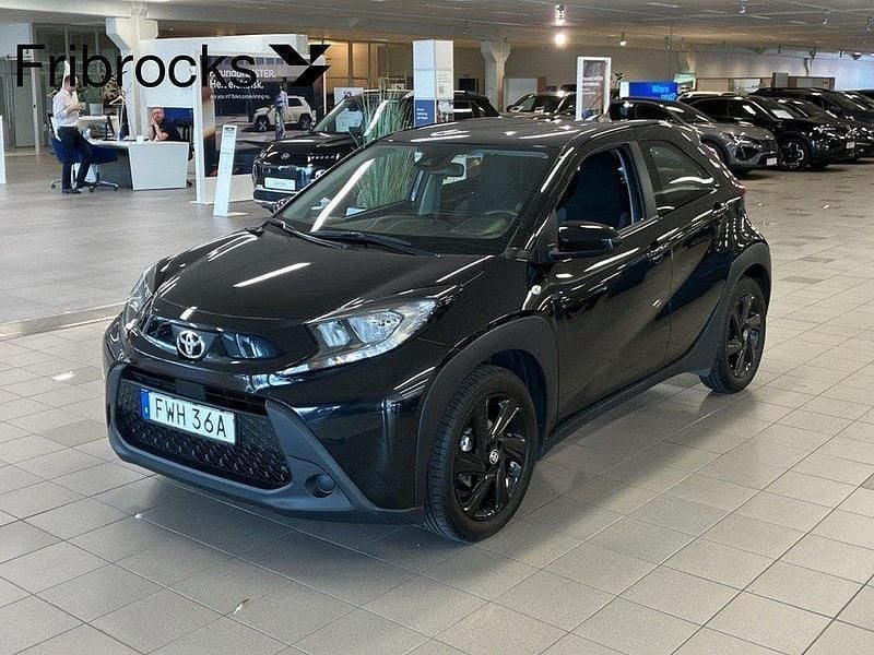 Svart Begagnad 2022 Toyota Aygo Play Halvkombi | 184 800 kr (Marknadspris) - Bild 1/4