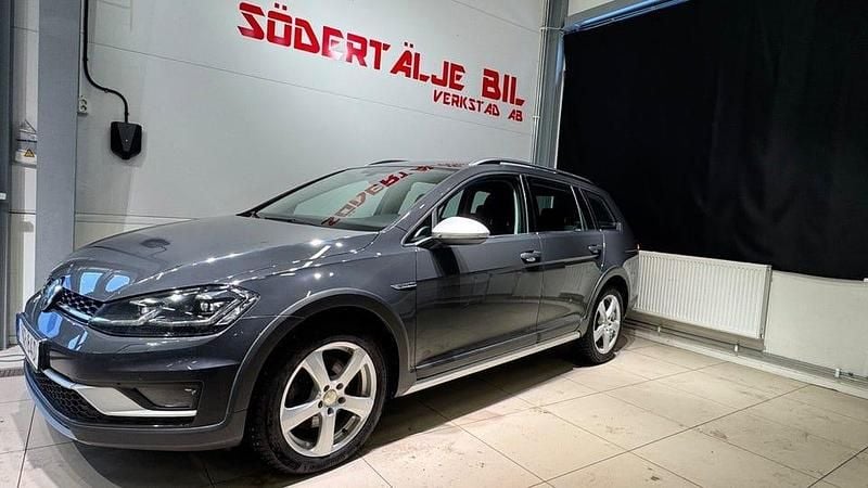 Grå Begagnad 2020 VW Golf Alltrack Kombi | 239 900 kr (Marknadspris) - Bild 1/4