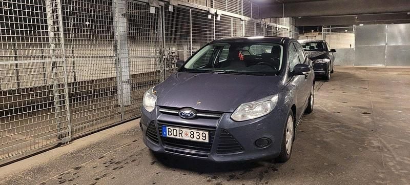 Grå Begagnad 2012 Ford Focus Trend Halvkombi | 40 000 kr (Bra pris) - Bild 1/4