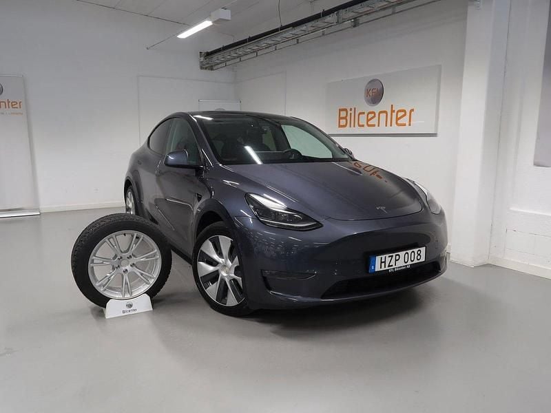 Grå Begagnad 2021 Tesla Model Y Long Range SUV | 369 900 kr - Bild 1/3