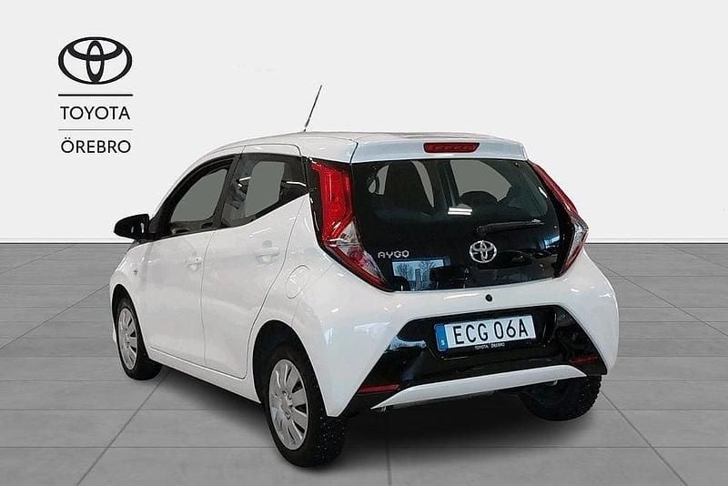 Begagnad Toyota Aygo X-play 72 HK (52 kW) 2021 Vit Halvkombi