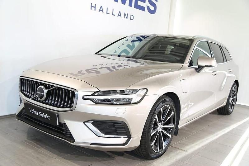 Grå Begagnad 2025 Volvo V60 Plus Kombi | 449 500 kr - Bild 1/4