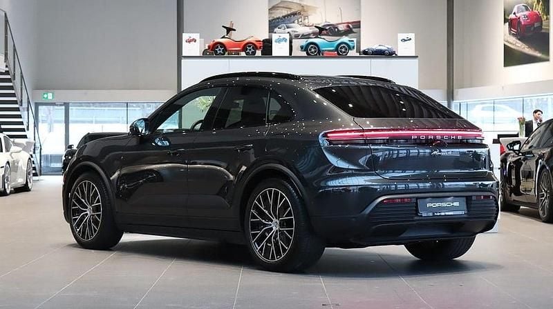 Begagnad Porsche Macan 4 Electric 2025 Grå SUV