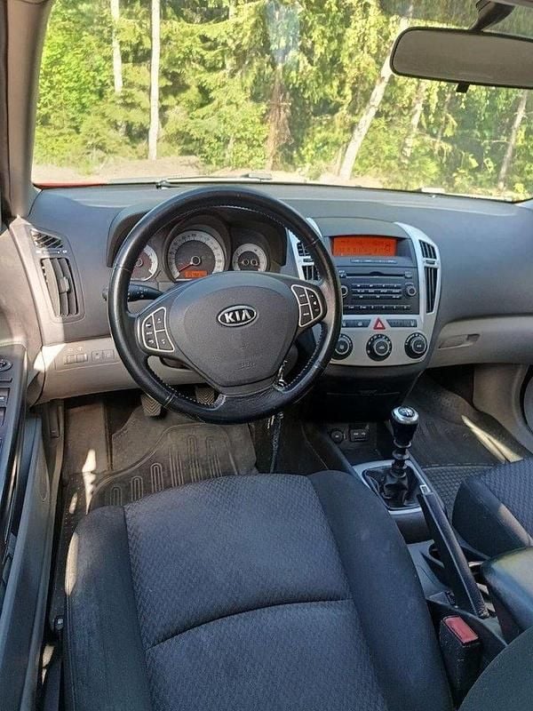 Röd Begagnad 2007 Kia Ceed 4 Halvkombi | 27 000 kr (Dyr) - Bild 1/4