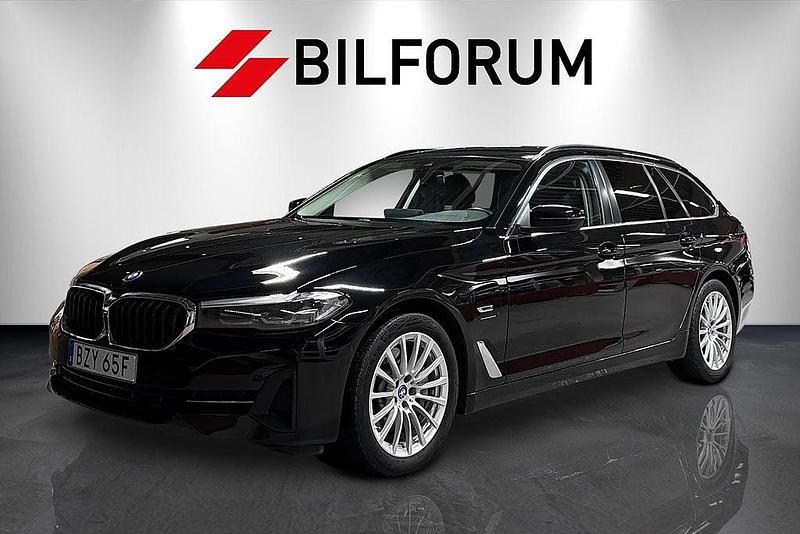Svart Begagnad 2022 BMW 530e Kombi | 299 900 kr (Superpris) - Bild 1/4