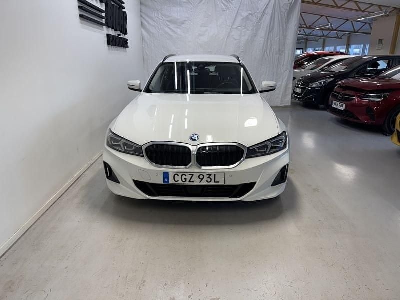 Begagnad BMW 330 184 HK (135 kW) 2023 Vit Kombi