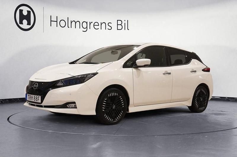 Vit Begagnad 2022 Nissan Leaf N-Connecta Halvkombi | 174 900 kr (Marknadspris) - Bild 1/4
