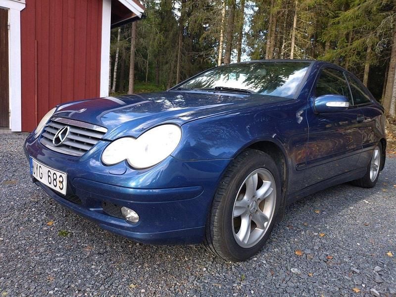 Blå Begagnad 2004 Mercedes C180 Sportkupé | 25 000 kr (Bra pris) - Bild 1/4