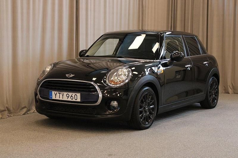 Svart Begagnad 2017 Mini Cooper Pepper Halvkombi | 129 900 kr (Marknadspris) - Bild 1/4