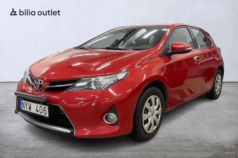 Röd Begagnad 2013 Toyota Auris Active Halvkombi | 79 900 kr (Marknadspris) - Bild 1/4