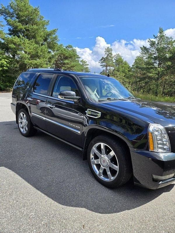 Svart Begagnad 2011 Cadillac Escalade SUV | 200 000 kr - Bild 1/4