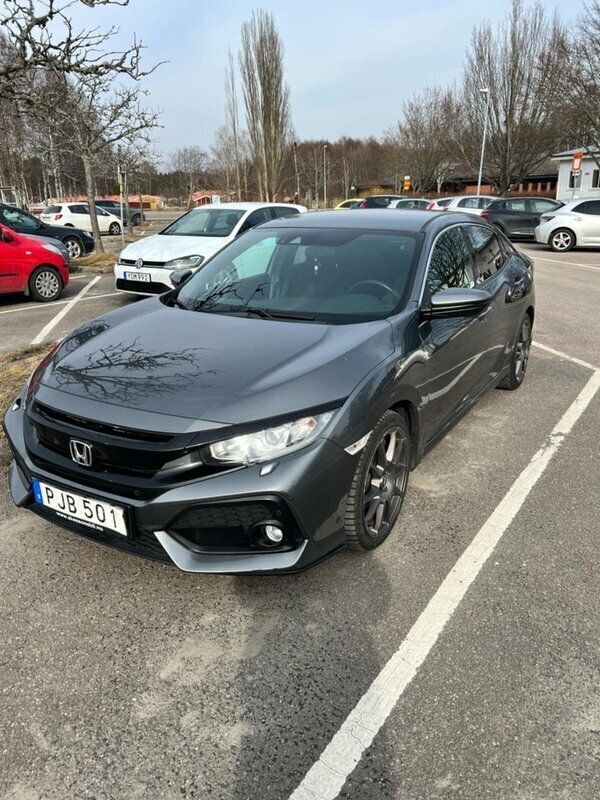 Grå Begagnad 2017 Honda Civic Elegance Halvkombi | 169 000 kr (Marknadspris) - Bild 1/4