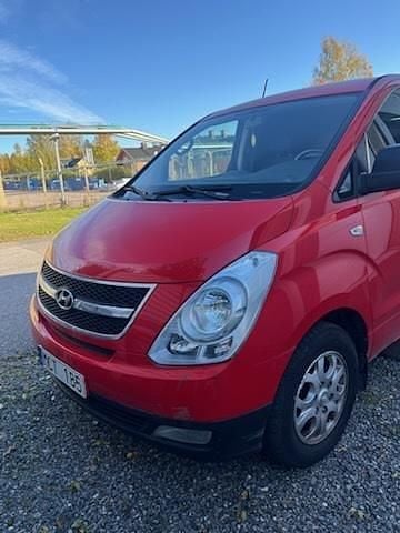 Röd Begagnad 2012 Hyundai H-1 Minibuss | 79 900 kr (Superpris) - Bild 1/4