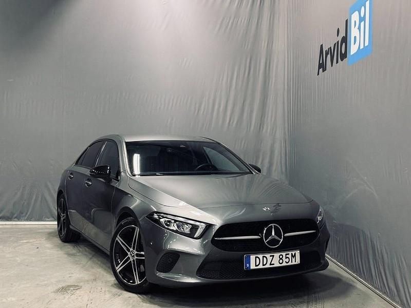 Mörkgrå Begagnad 2019 Mercedes A200 Night Sedan | 259 000 kr (Bra pris) - Bild 1/3