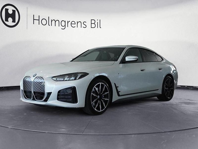 Vit (mineralvit metallic) Begagnad 2025 BMW i4 Efficient Dynamics Sedan | 669 800 kr - Bild 1/4