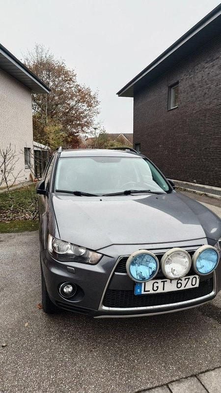 Grå Begagnad 2011 Mitsubishi Outlander Comfort Edition SUV | 49 500 kr (Marknadspris) - Bild 1/4