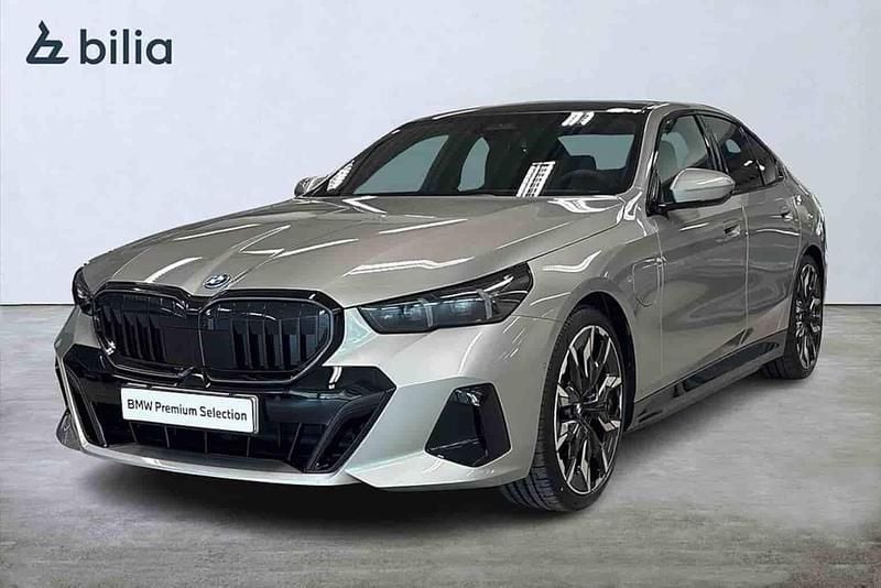 Grå Begagnad 2026 BMW 530e Sedan | 859 900 kr - Bild 1/1
