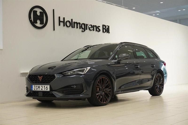 Grå Begagnad 2022 Cupra Leon Kombi | 349 900 kr (Marknadspris) - Bild 1/4