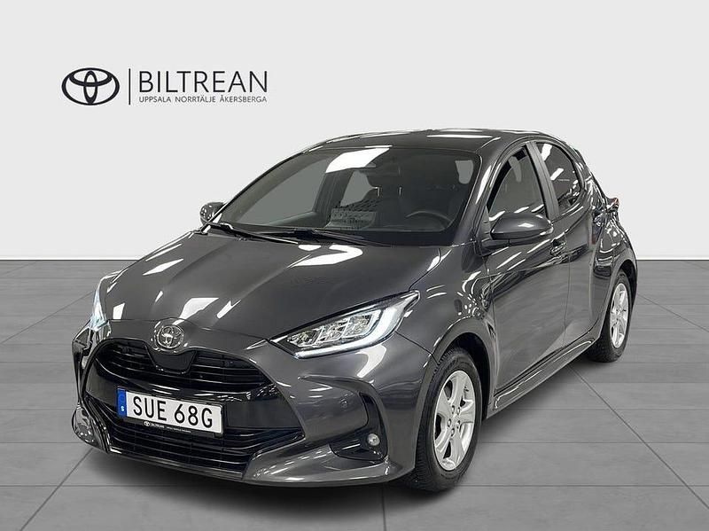 Grå Begagnad 2024 Toyota Yaris Hybrid Style Halvkombi | 289 000 kr - Bild 1/4