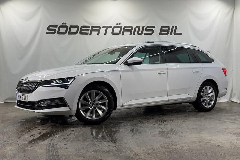 Vit Begagnad 2022 Skoda Superb Kombi | 334 900 kr (Marknadspris) - Bild 1/4