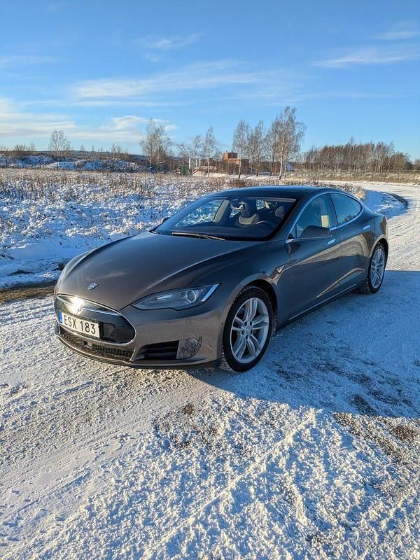 Begagnad 2015 Tesla Model S Halvkombi | 199 000 kr (Lite dyr) - Bild 1/4