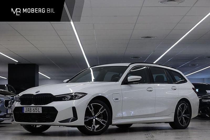 Vit Begagnad 2022 BMW 330e M Sport Kombi | 379 900 kr (Dyr) - Bild 1/2