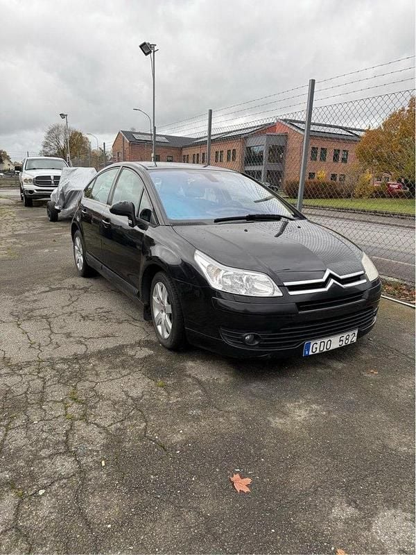 Svart Begagnad 2007 Citroën C4 Halvkombi | 24 000 kr (Marknadspris) - Bild 1/4