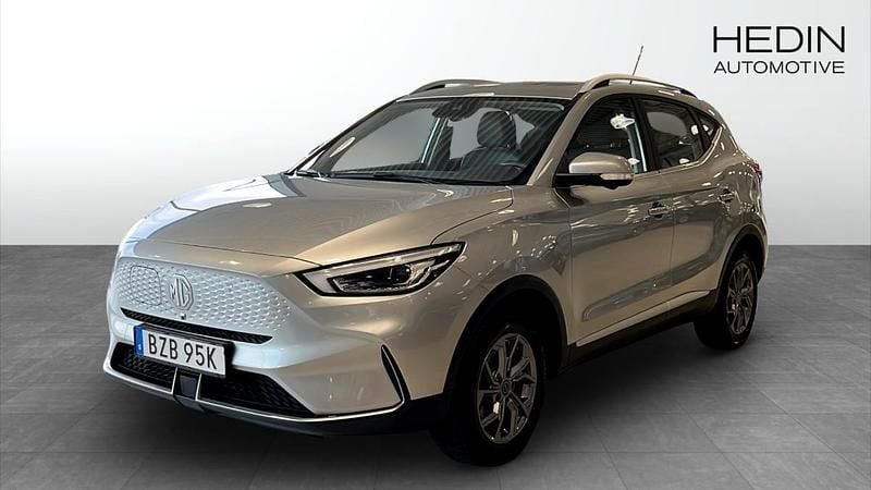 Grå (silver) Begagnad 2021 MG ZS Luxury Sedan | 239 900 kr (Superpris) - Bild 1/4