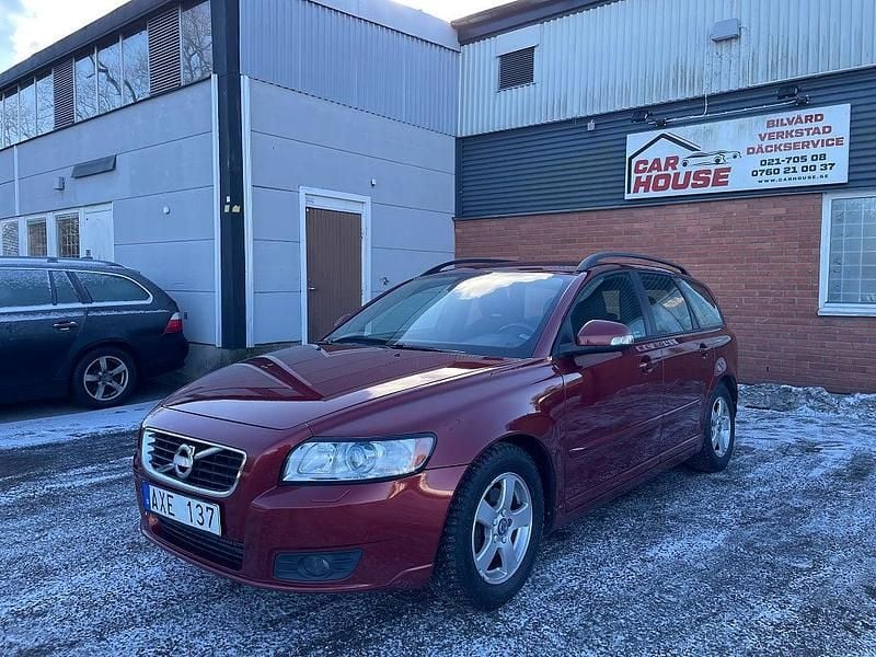 Begagnad Volvo V50 Momentum 116 HK (85 kW) 2011 Röd Kombi
