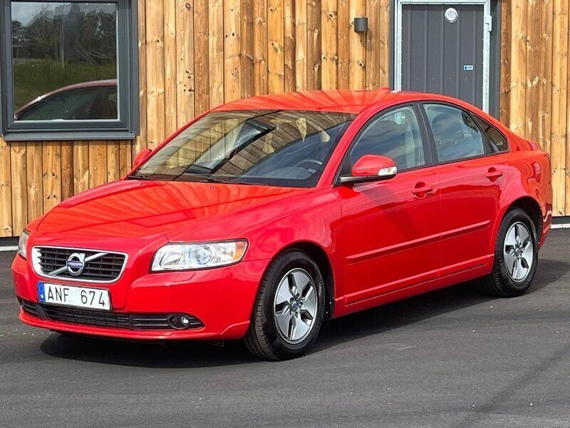 Röd Begagnad 2011 Volvo S40 Momentum Sedan | 69 900 kr (Marknadspris) - Bild 1/4