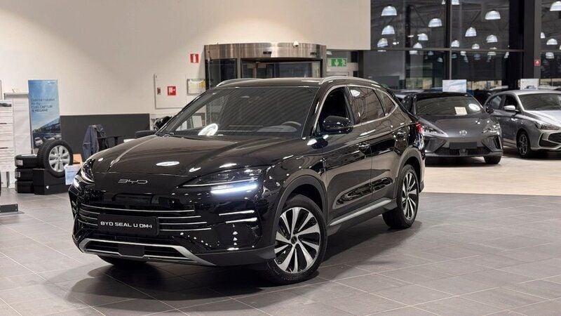 Svart (black) Begagnad 2024 BYD Seal U Boost SUV | 419 900 kr - Bild 1/4