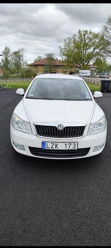 Vit Begagnad 2012 Skoda Octavia Elegance Kombi | 49 500 kr (Superpris) - Bild 1/4