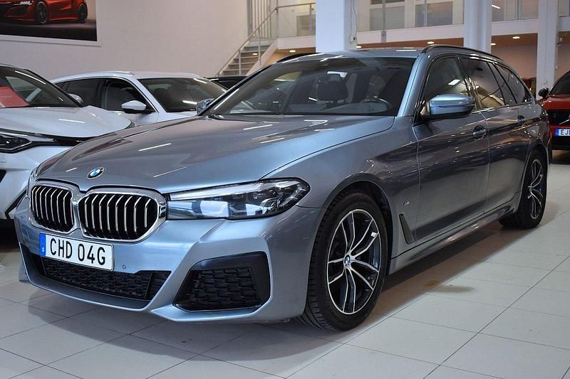 Blå Begagnad 2020 BMW 520 M Sport Kombi | 359 000 kr (Lite dyr) - Bild 1/4