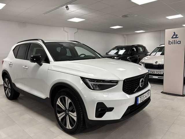 Vit Begagnad 2022 Volvo XC40 Plus SUV | 409 900 kr (Marknadspris) - Bild 1/3