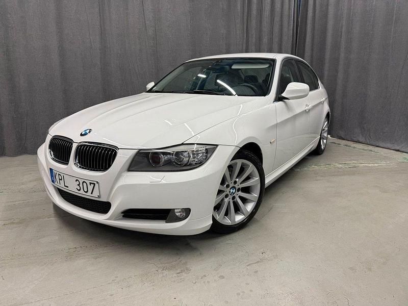 Vit Begagnad 2010 BMW 325 M Sport Sedan | 109 900 kr (Bra pris) - Bild 1/4