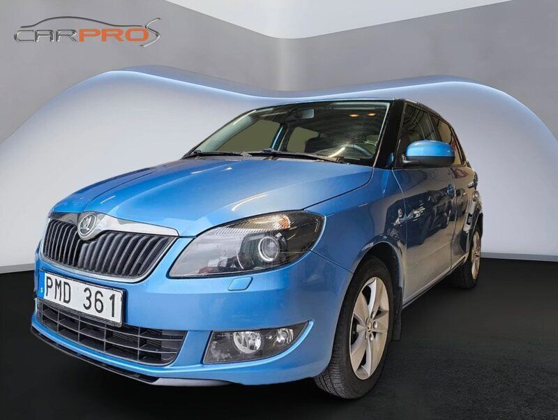 Blå Begagnad 2013 Skoda Fabia Ambiente Halvkombi | 59 900 kr (Marknadspris) - Bild 1/4