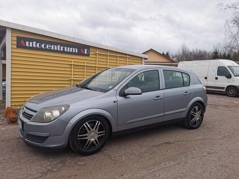 Grå Begagnad 2004 Opel Astra Halvkombi | 22 499 kr (Marknadspris) - Bild 1/4