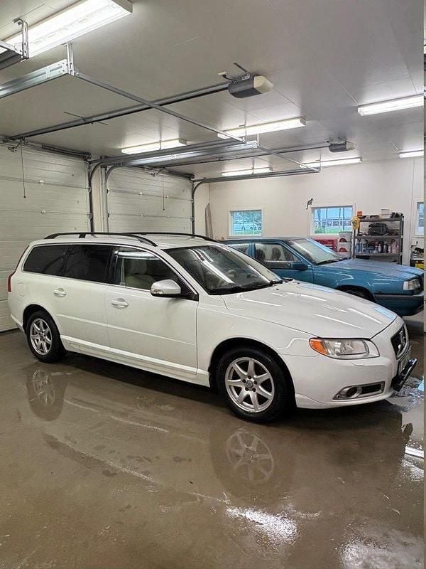 Vit Begagnad 2010 Volvo V70 Momentum Kombi | 53 500 kr (Superpris) - Bild 1/4