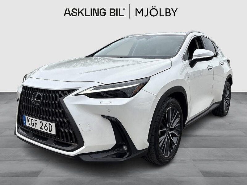Vit Begagnad 2023 Lexus NX450h+ Luxury Line SUV | 609 000 kr (Marknadspris) - Bild 1/4