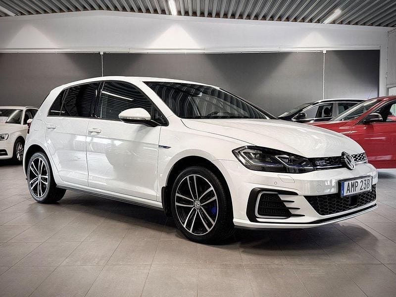 Vit Begagnad 2020 VW Golf VII GTE Halvkombi | 199 900 kr (Bra pris) - Bild 1/3