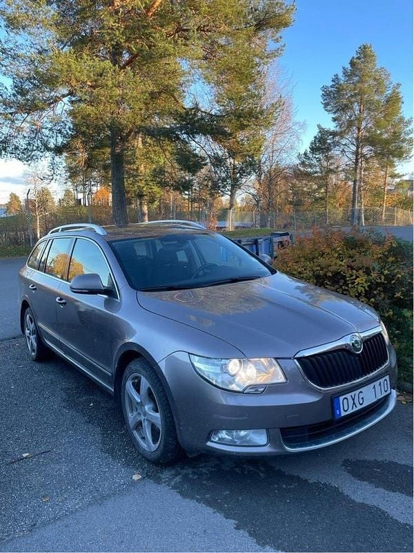 Brun Begagnad 2011 Skoda Superb Elegance Kombi | 55 000 kr (Superpris) - Bild 1/4