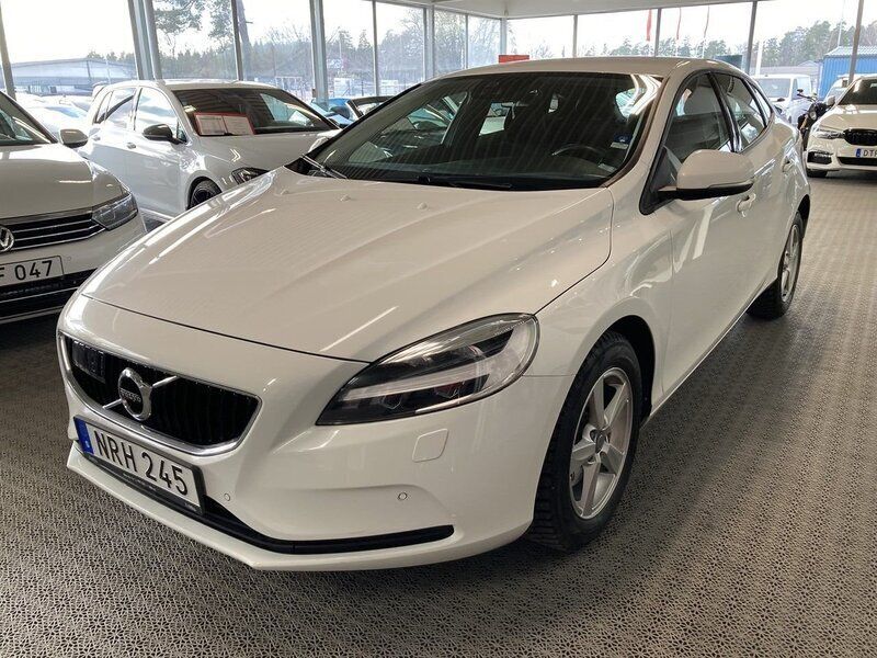 Vit Begagnad 2018 Volvo V40 Momentum Kombi | 149 900 kr (Marknadspris) - Bild 1/4
