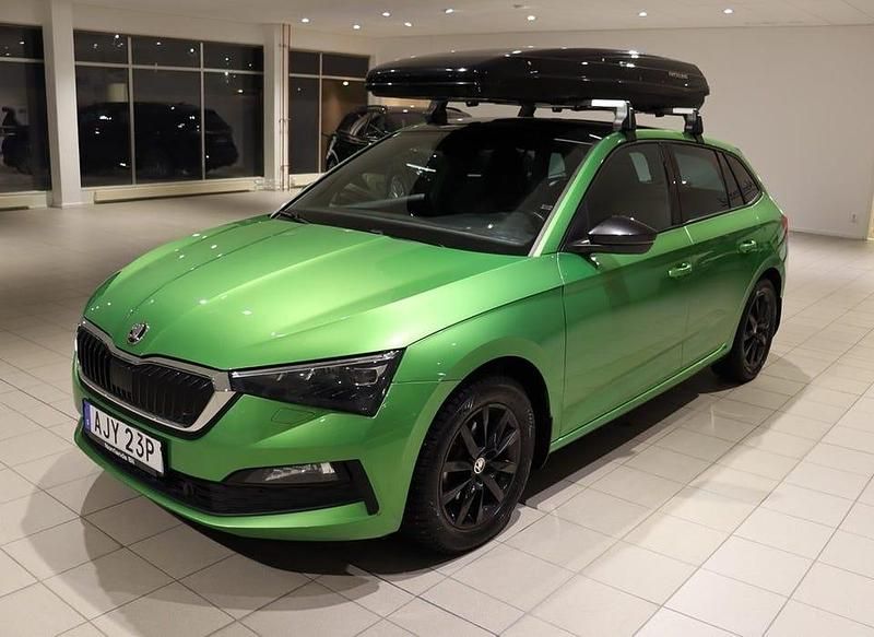 Rally green metallic Begagnad 2019 Skoda Scala Halvkombi | 149 900 kr (Marknadspris) - Bild 1/4